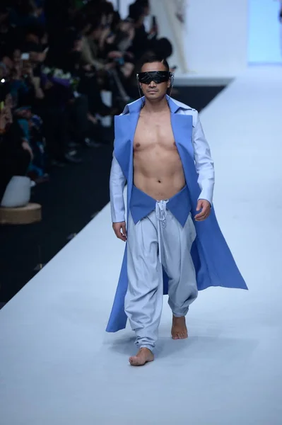 Aktor Cina Shengming Menampilkan Kreasi Baru Fashion Show Sheguang Selama — Stok Foto