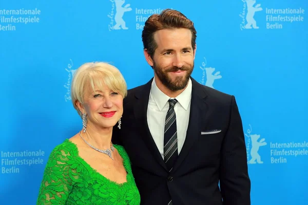 English Actress Helen Mirren Left Canadian Actor Ryan Reynolds Pose — Stock Photo, Image