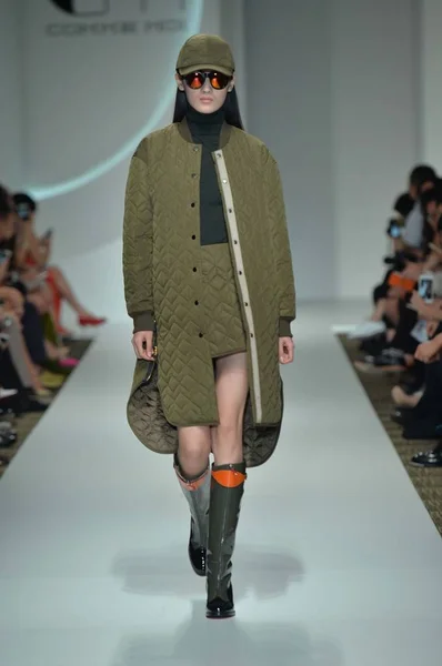 モデルは 北京でファッションショー Comme Moi 2015 日に中国モデル のヤンによって設計された新しい創造を表示します — ストック写真