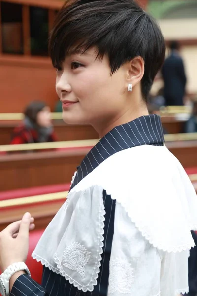 Kínai Énekes Yuchun Mosolyog Chanel Divat Show Során 2015 Őszi — Stock Fotó