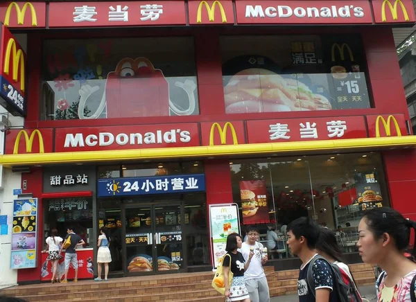 Pedestres Passam Por Restaurante Fast Food Mcdonald Cidade Yichang Província — Fotografia de Stock