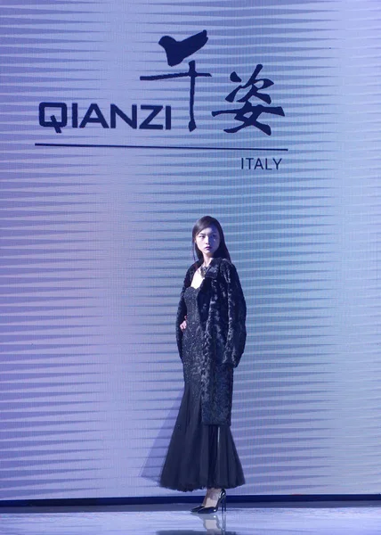 Model Displays New Creation Qianzi Fashion Show Italian Designer Transit — Stock Photo, Image