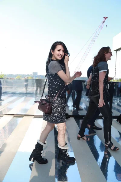 Taiwanesische Sängerin Und Schauspielerin Ariel Lin Besucht Die Coach Modenschau — Stockfoto