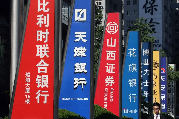 Peatonal Pasea Por Los Letreros Empresas Financieras Chinas Extranjeras Distrito — Foto de Stock