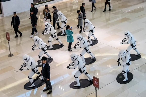 2015년 11월 24일 상하이의 Iapm Mall에 전시된 스타워즈 모형을 살펴보고 — 스톡 사진