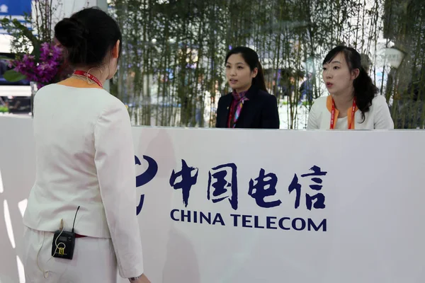 Funcionários Chineses São Vistos Estande China Telecom Durante Uma Exposição — Fotografia de Stock