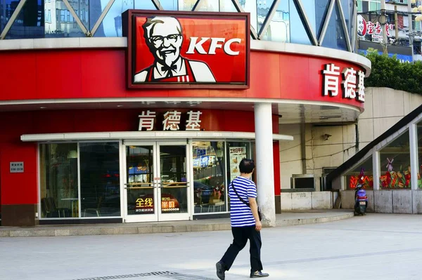 2015年6月11日 湖北省宜昌市一家步行街经过百胜品牌 Kfc 快餐餐厅 — 图库照片