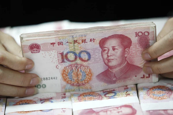 Impiegato Cinese Conta Banconote Rmb Renminbi Yuan Una Banca Nella — Foto Stock