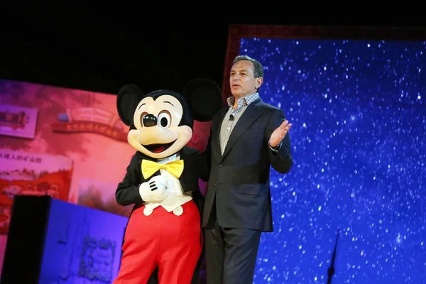 Presidente Ceo Disney Bob Iger Derecha Habla Junto Artista Vestido —  Fotos de Stock