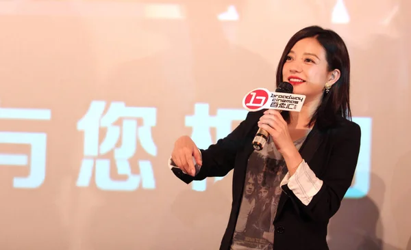 彼女の映画 ハリウッドの冒険 中国中央部の湖北省武漢市での記者会見で中国の女優 趙魏笑顔 2015 — ストック写真