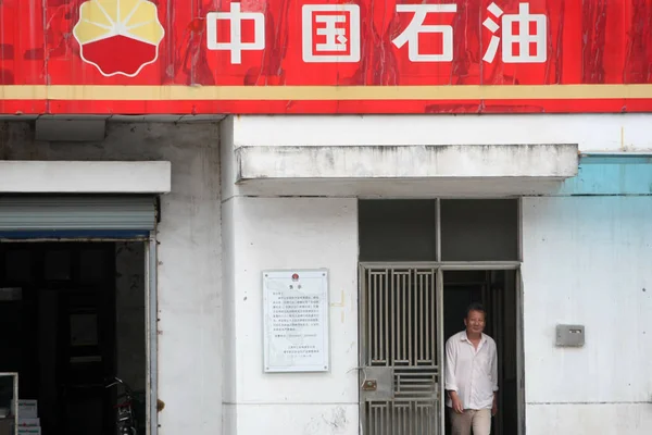 Chiński Kierowca Wychodzi Pokoju Uiszczeniu Opłaty Tankowanie Jej Samochód Stacji — Zdjęcie stockowe