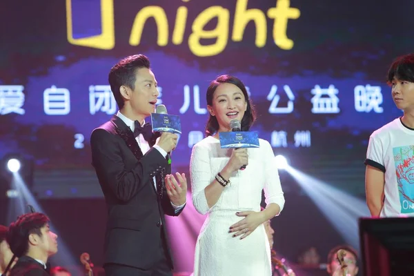 Chińska Aktorka Zhou Xun Centrum Mówi Jedną Noc Koncert Charytatywny — Zdjęcie stockowe