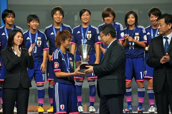 Ruka Norimatsu Japón Segunda Izquierda Recibe Trofeo Campeón Funcionario Después —  Fotos de Stock