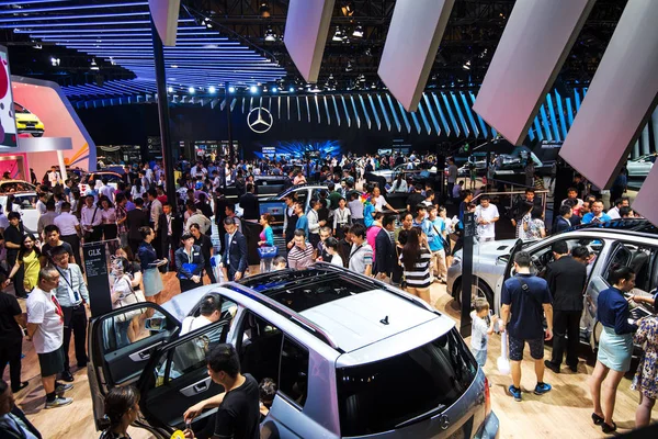 Visitantes Lotam Estande Mercedes Benz Durante Uma Exposição Automóveis Cidade — Fotografia de Stock