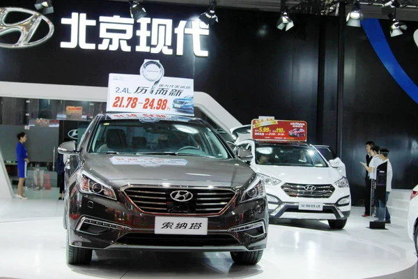 Látogatók Pillantást Hyundai Autók Kijelző Alatt Auto Show Haikou Város — Stock Fotó