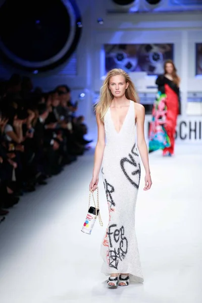 Modelo Exibe Uma Nova Criação Desfile Moda Moschino Durante Outono — Fotografia de Stock