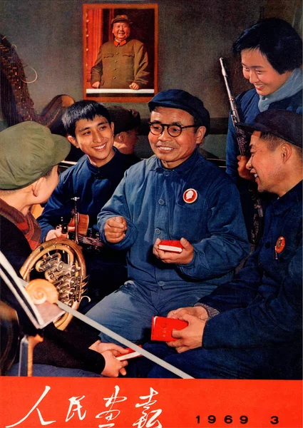 1969년 제3호 표지에는 마오쩌둥 사상을 공연자들에게 선전하는 인민해방군 인민해방군 운동가가 — 스톡 사진