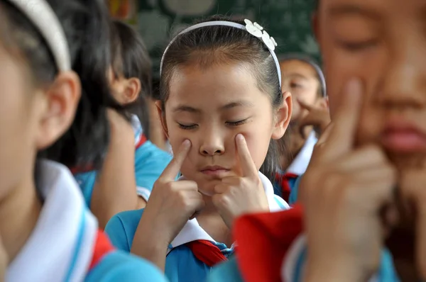 Chinese Students Perform Daily Acupressure Eye Exercises Primary School Handan — Stock Photo, Image