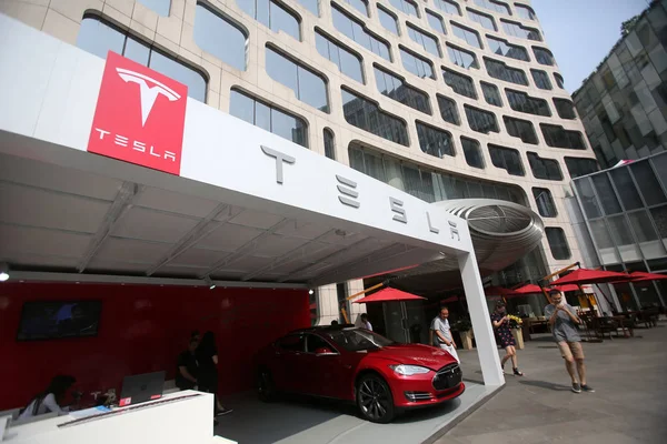 Menschen Besuchen Den Stand Von Tesla Während Einer Werbeveranstaltung Shanghai — Stockfoto