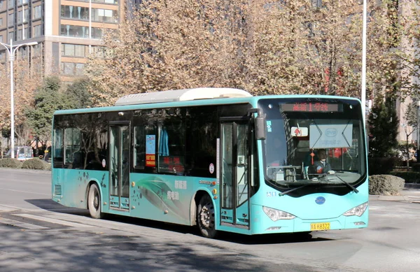 Autobús Eléctrico Byd Viaja Por Una Carretera Ciudad Provincia Shaanxi —  Fotos de Stock