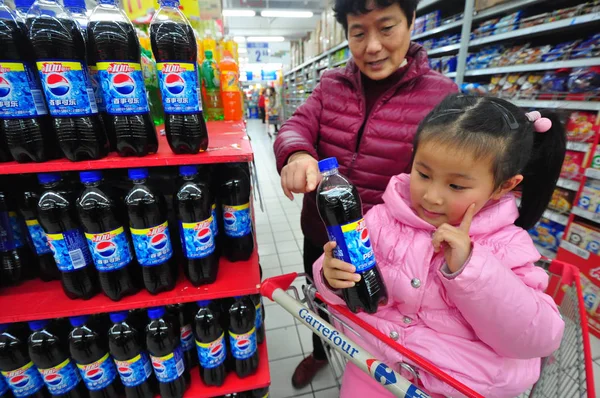 Девушка Покупает Бутылку Pepsi Cola Супермаркете Шанхае Китай Февраля 2014 — стоковое фото