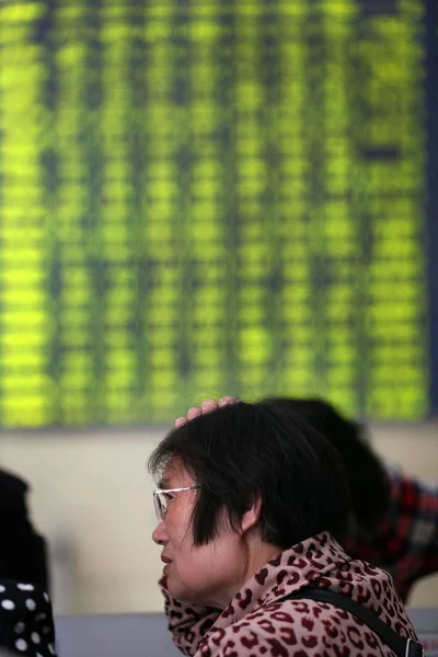Chiński Inwestor Patrzy Ceny Akcji Zielony Cena Spada Domu Maklerskiego — Zdjęcie stockowe