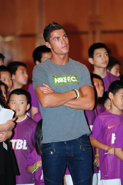 Superestrela Futebol Português Cristiano Ronaldo Centro Posa Com Jovens Durante — Fotografia de Stock