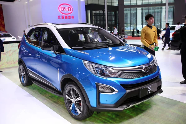 Byd Yuan Plug Hybrid Suv Ekranda Shanghai Uluslararası Otomobil Sanayi — Stok fotoğraf