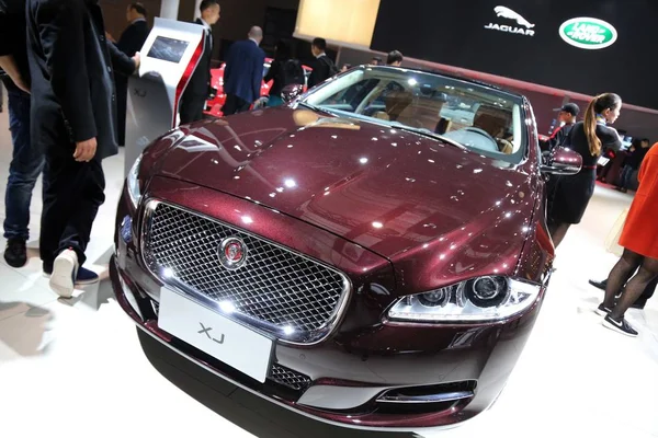 Jaguar Ekranda Shanghai Uluslararası Otomobil Sanayi Fuarı Olarak Bilinen Auto — Stok fotoğraf