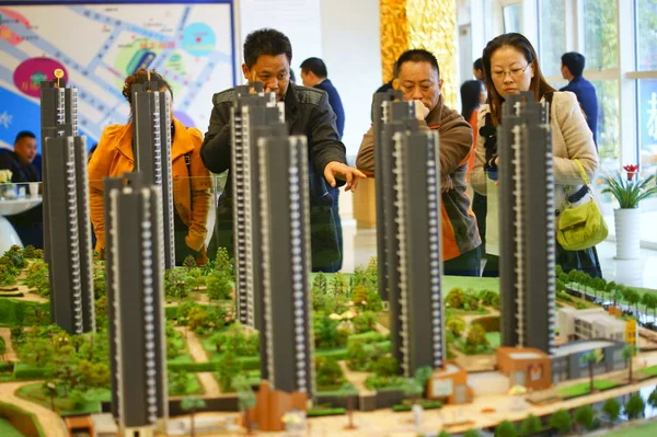 2015年11月14日 中国中部湖北省宜昌市一个住宅物业项目的销售中心 中国购房者看待住房模型 — 图库照片