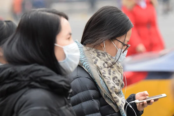 Het Dragen Van Gezichtsmaskers Voetgangers Worden Afgebeeld Een Weg Zware — Stockfoto