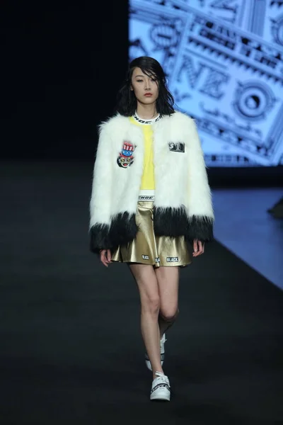 Modell Visar Skapelse Kinesiska Modedesigner Wei Chao Jag Kärlek Choc — Stockfoto