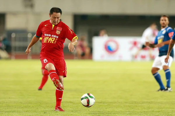 Mingyu Chińskiego Zespołu Legends Przechodzi Piłką Przed Europejskiego Zespołu Legends — Zdjęcie stockowe
