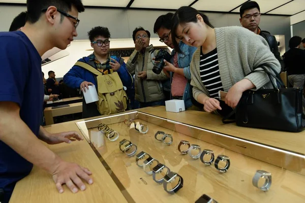 Ügyfelek Pillantást Apple Watch Okos Órák Egy Apple Store Hangzhou — Stock Fotó