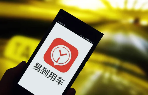 Ein Chinesischer Handynutzer Betrachtet Ein Logo Des Online Autovermietungsanbieters Yongche — Stockfoto