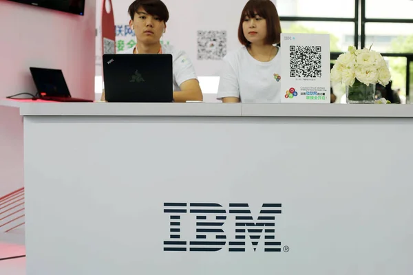 Empleados Chinos Trabajan Stand Ibm Durante 2015 International Consumer Electronics —  Fotos de Stock