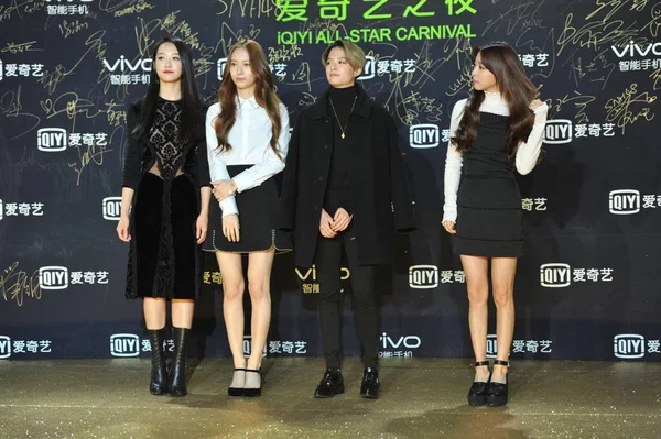 Mitglieder Der Südkoreanischen Mädchengruppe Posieren Auf Dem Roten Teppich Für — Stockfoto