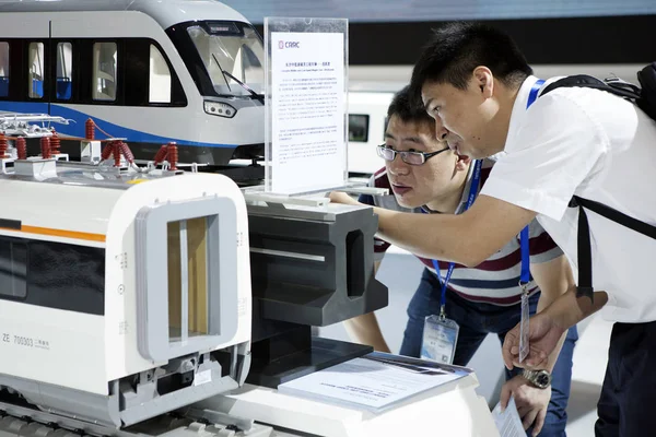 Besökare Titta Modell Tunneltåg Visas Crrc China Railway Rullande Materiel — Stockfoto