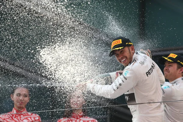 Lewis Hamilton Grã Bretanha Pulveriza Champanhe Para Comemorar Sua Vitória — Fotografia de Stock
