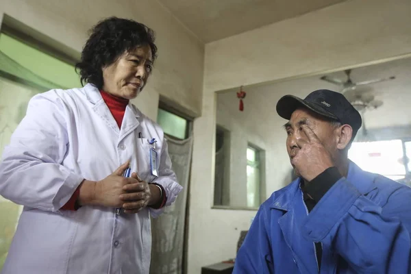 Blinda Kinesiska Mannen Jia Haixia Höger Samtal Med Läkare Som — Stockfoto