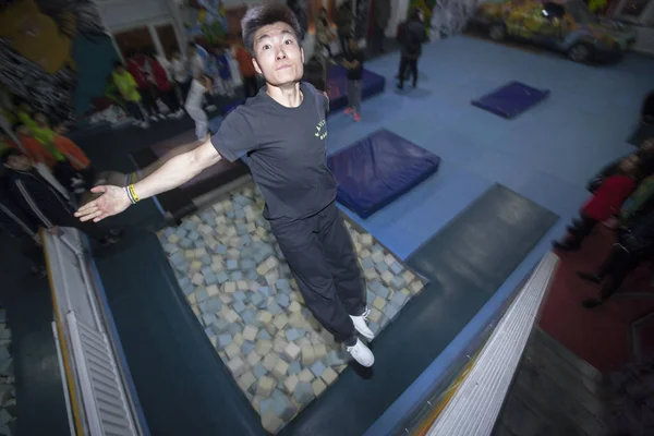 Penggemar Parkour Cina Wang Shigang Menunjukkan Aksinya Sebuah Klub Kota — Stok Foto