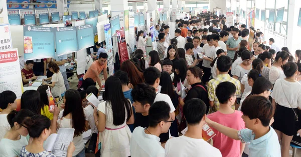 Chinesische Absolventen Drängen Sich Ständen Auf Einer Jobmesse Der Stadt — Stockfoto