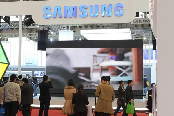 Les Gens Visitent Stand Samsung Lors Une Exposition Shanghai Chine — Photo