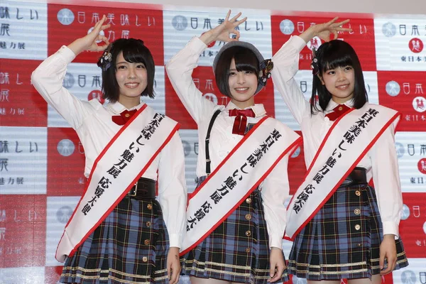 2015年8月13日 日本偶像格里尔集团Akb48团队的Maria Shimizu Sato和Nanase Yoshikawa参加了2015年香港香港食品博览会期间日本食品的促销活动 — 图库照片