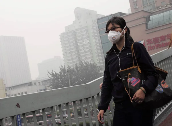 Een Voetganger Draagt Een Gezichtsmasker Loopt Een Voetgangersbrug Zware Smog — Stockfoto