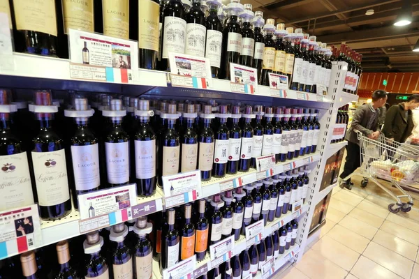 Flessen Rode Wijn Uit Frankrijk Ingevoerd Zijn Koop Een Supermarkt — Stockfoto