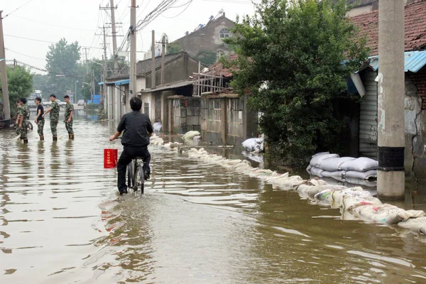 Велосипедист Едет Затопленной Дороге Вызванной Обильными Дождями Городе Сучжоу Провинция — стоковое фото