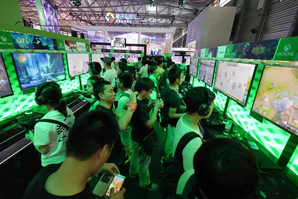 Ziyaret Edenler Xbox Bir Oyun Konsollarında Elektronik Oyun Sırasında Çin — Stok fotoğraf