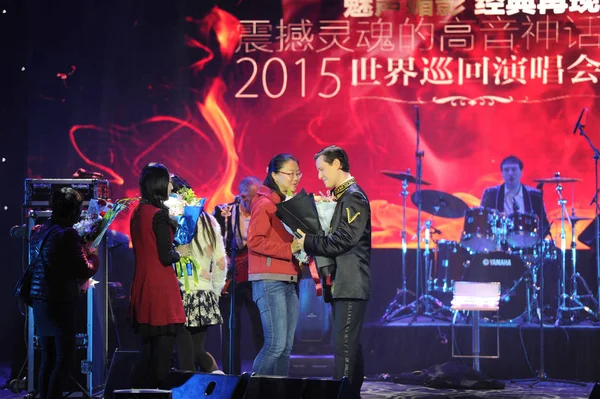 俄罗斯歌手维塔利 弗拉达索维奇 格拉乔夫以他的舞台名字 维塔斯 2015年11月16日在中国西南四川省成都市举行的音乐会上表演 — 图库照片