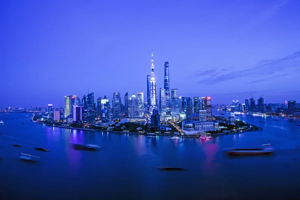 2014年10月18日 上海浦東の高層ビルと高層ビルを持つ黄浦川とルジアズイ金融街の夜景 — ストック写真